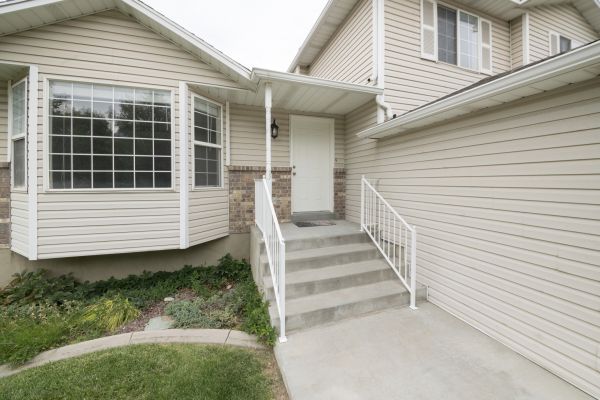 Cost of White Vinyl Siding Replacement in Rochester